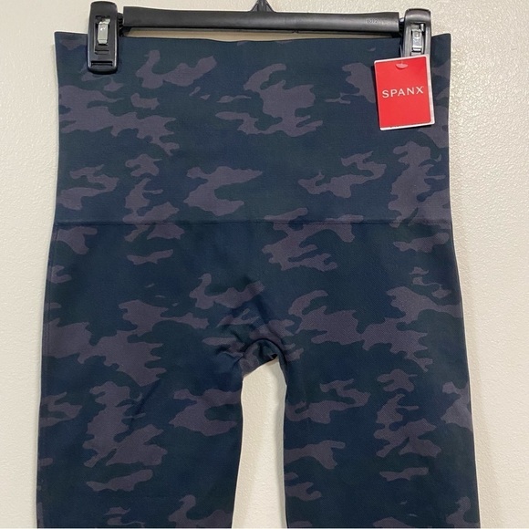 Spanx Leggings Women’s Size 1X Black Camo Look at Me Now Seamless Crop Leggings - Picture 3 of 14